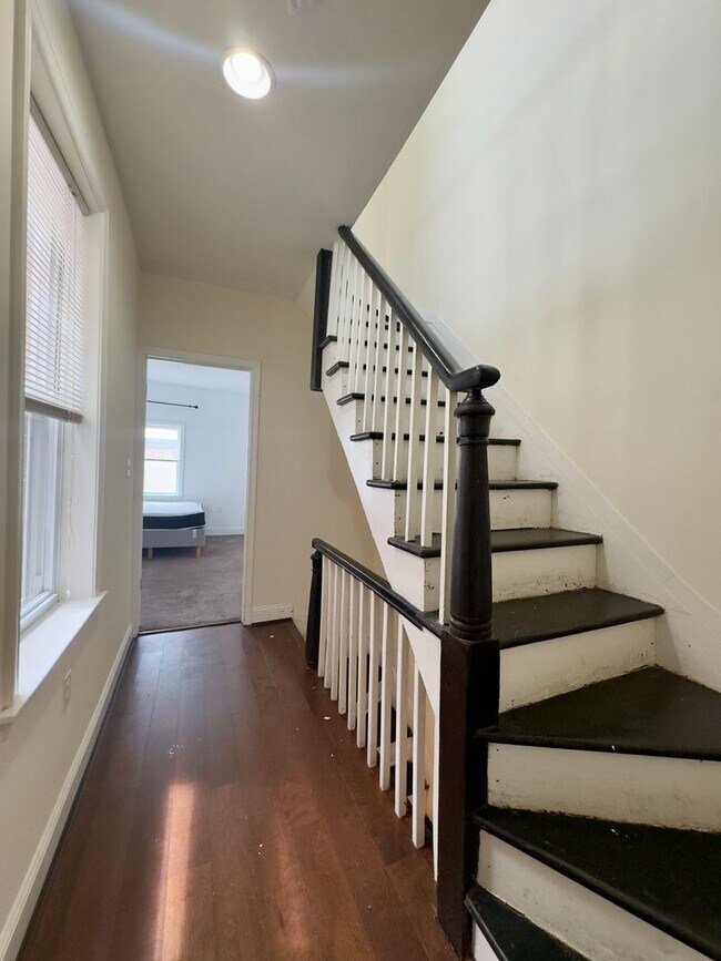 Building Photo - Inviting 3-Bedroom Single Family Townhome ...