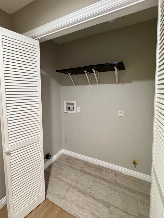 Building Photo - Beautiful remodeled 3 bedroom townhome in ...