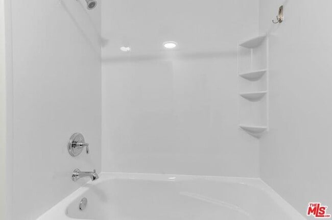 Building Photo - 15207 Magnolia Blvd