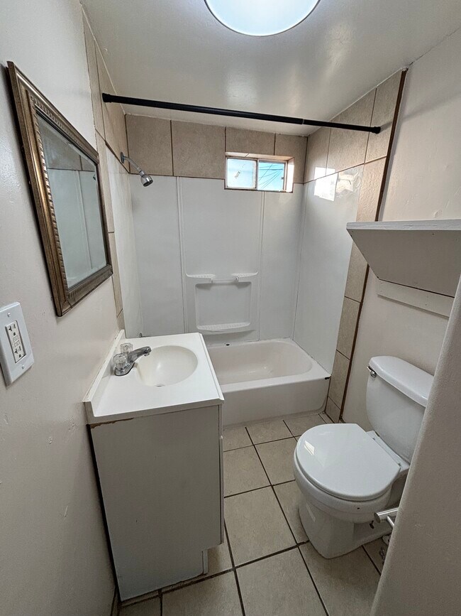 Building Photo - 304 Clyde St