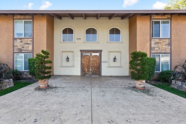 Building Photo - Bright and Spacious 2-Bedroom Condo with W...