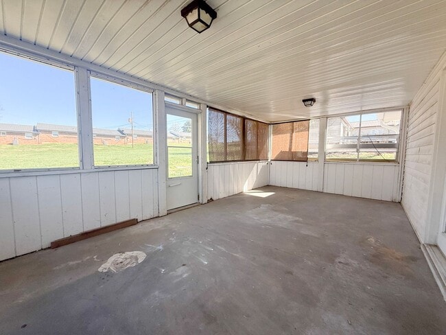 Building Photo - Spacious 3-Bedroom Home with Screened-In Porch and Ample Parking in Cookeville