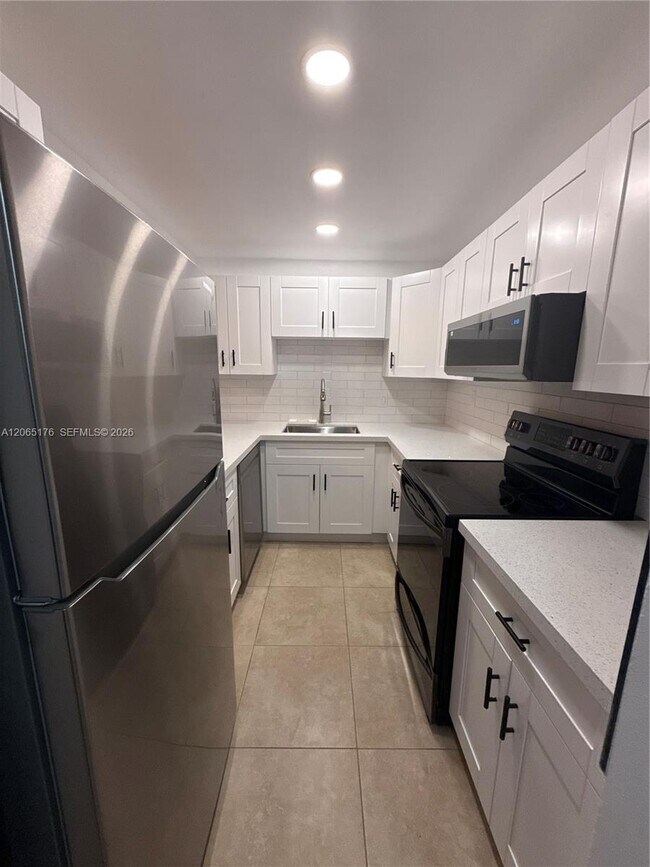 Building Photo - 9301 SW 92nd Ave