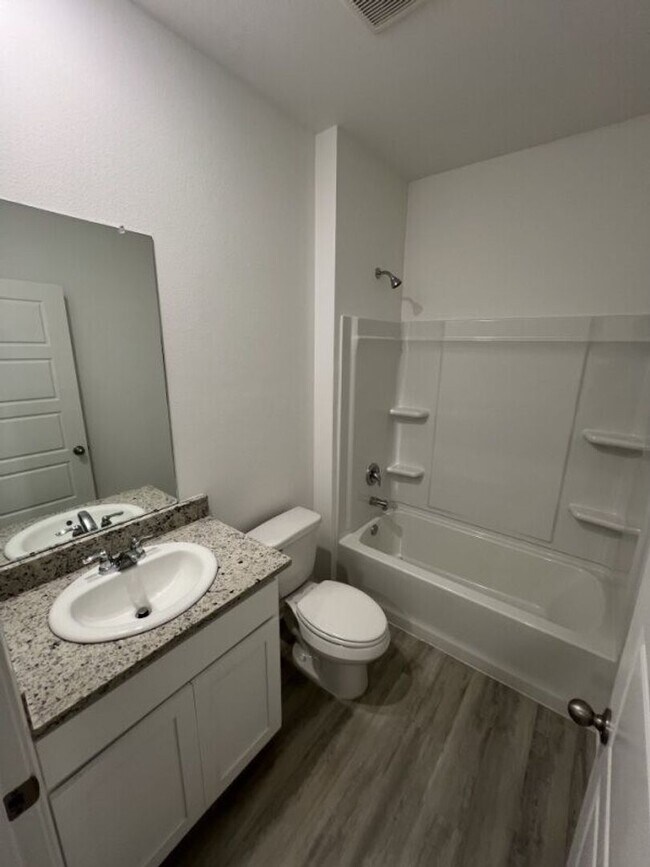 Building Photo - Charming 3 Bed, 2 Bath Home in Prime Locat...