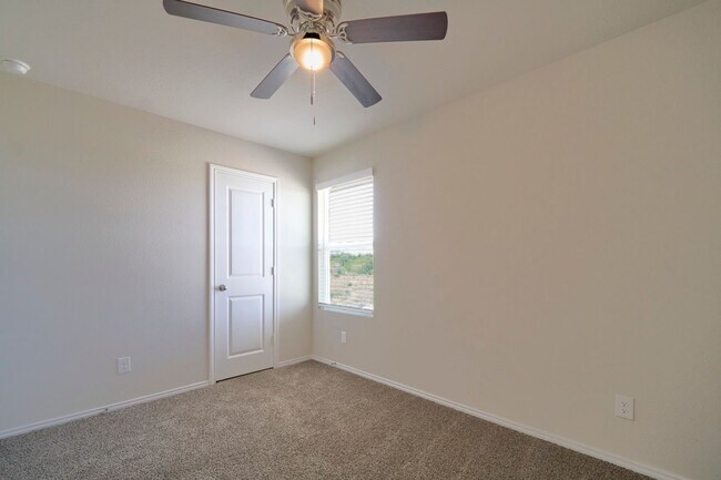 Building Photo - Hunters Ranch Beauty! 3 Bedroom 2 1/2 Bath Townhome