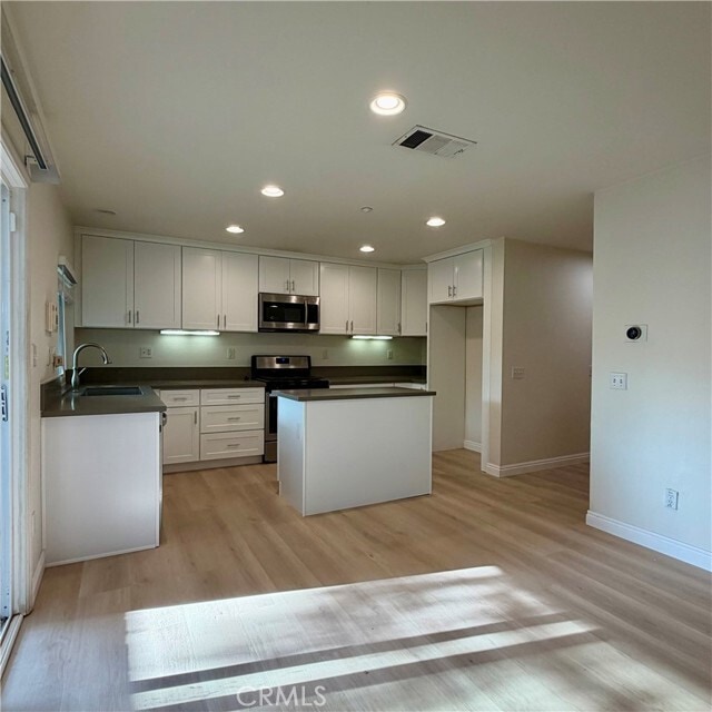 Building Photo - 597 Hummingbird Dr