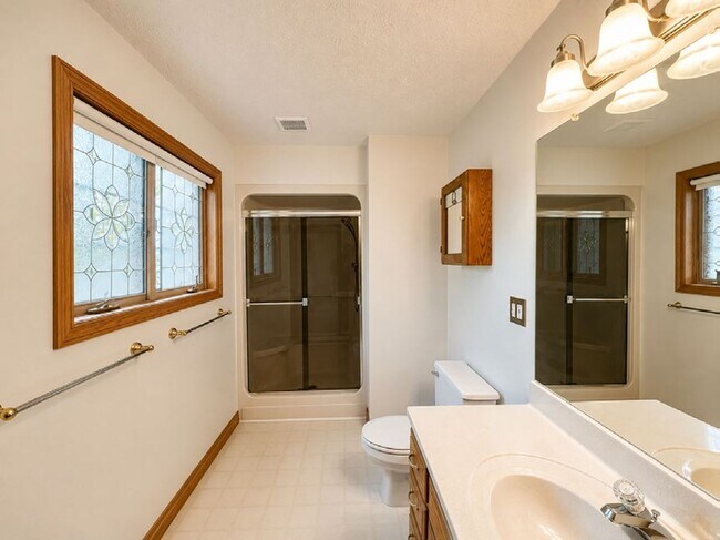 Building Photo - GORGEOUS 3 BEDROOM HOME ON WEST SIDE OF TRAVERSE CITY