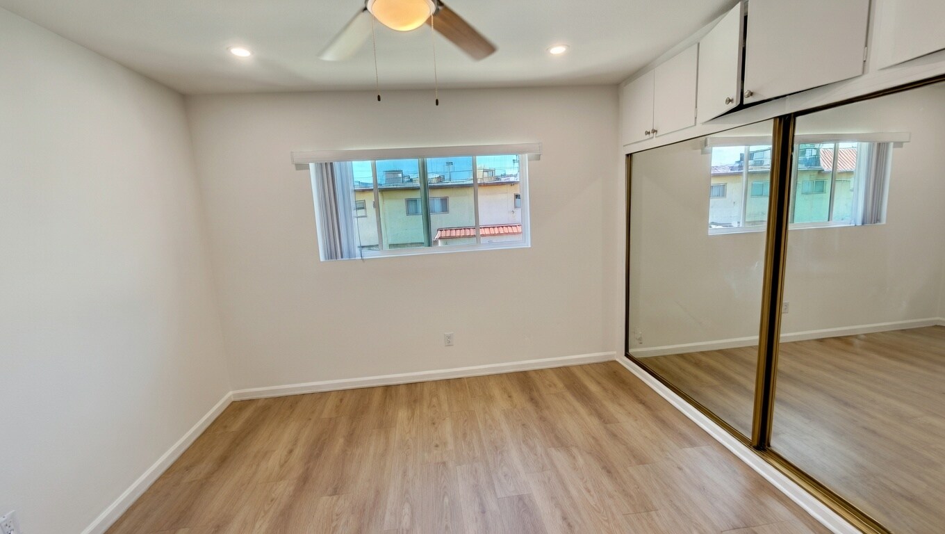 Building Photo - 323 E Chestnut St