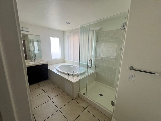 Building Photo - $4,500 - 4 Bed 2.5 Bath House located in G...