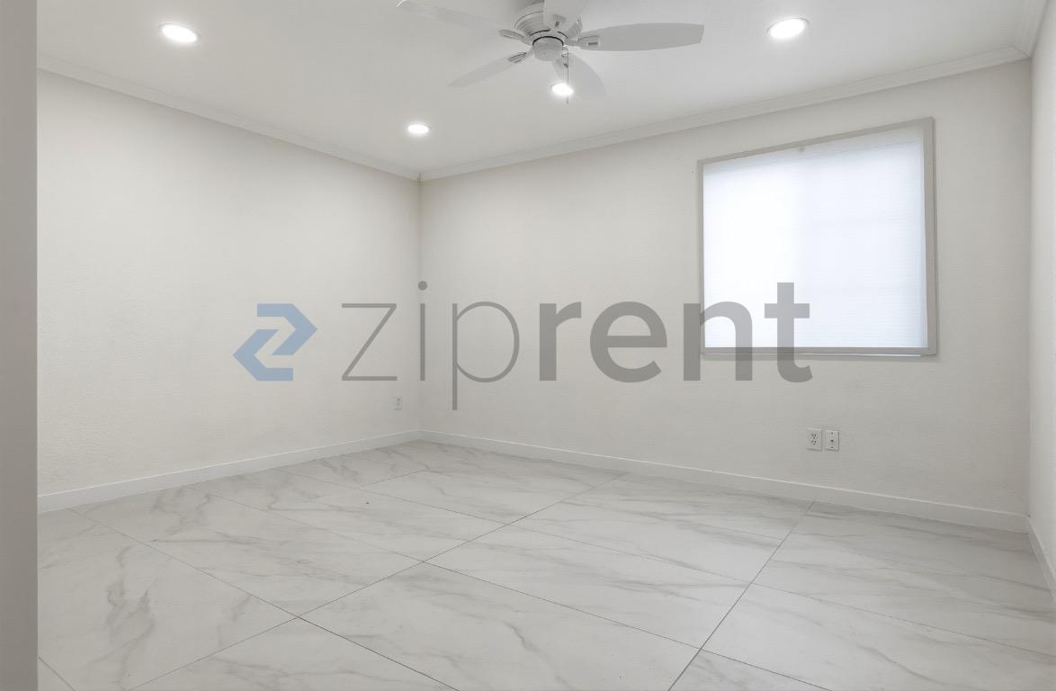Building Photo - Unit