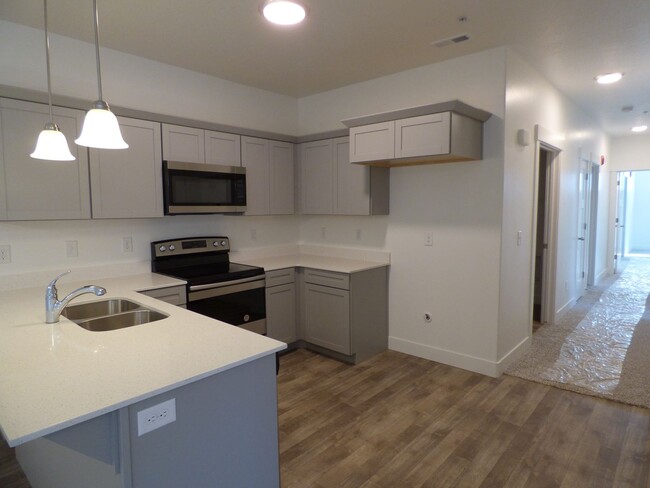 Building Photo - Like New 3 Bd 2 Ba Condo With Garage