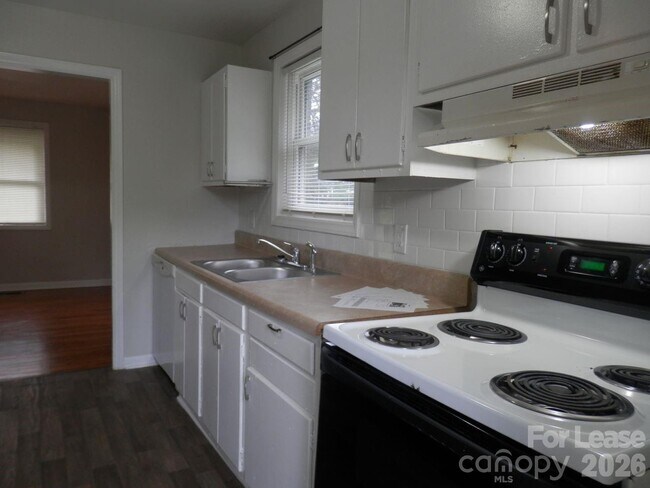 Building Photo - 2827 Burbank Dr