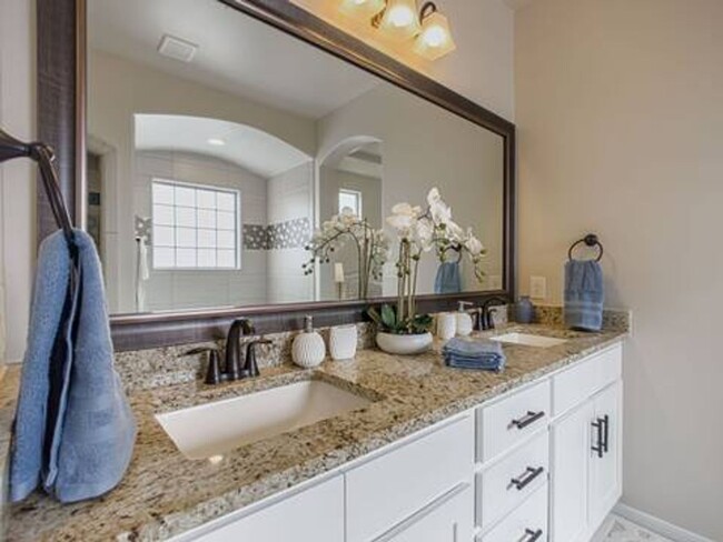 Building Photo - Beautiful East side House 3 Bed