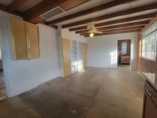 Building Photo - 2bd Near U of A Available in April!