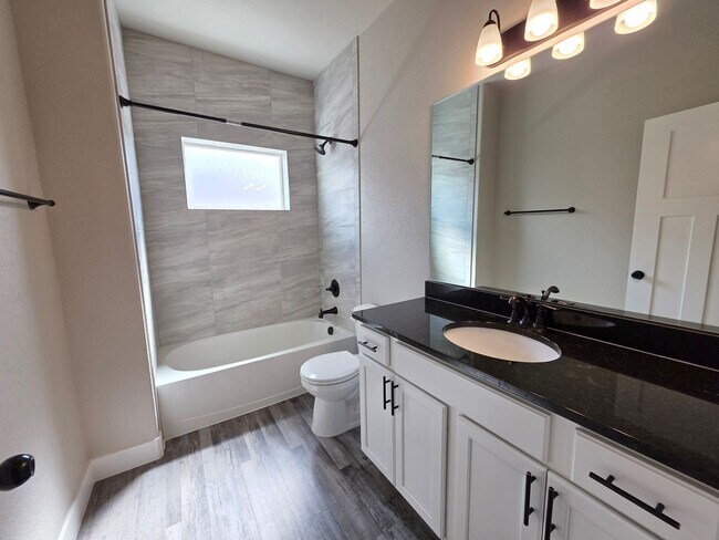 Building Photo - Spacious 5 Bed, 3 Bath Home in Desirable M...