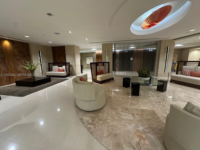 Building Photo - 2555 Collins Ave