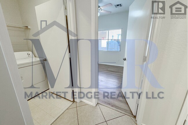 Building Photo - 3Bed/2Bath Home at Cotton Ln/Greenway Rd! $399 MOVE-IN SPECIAL! Ready for Immediate Move-In!