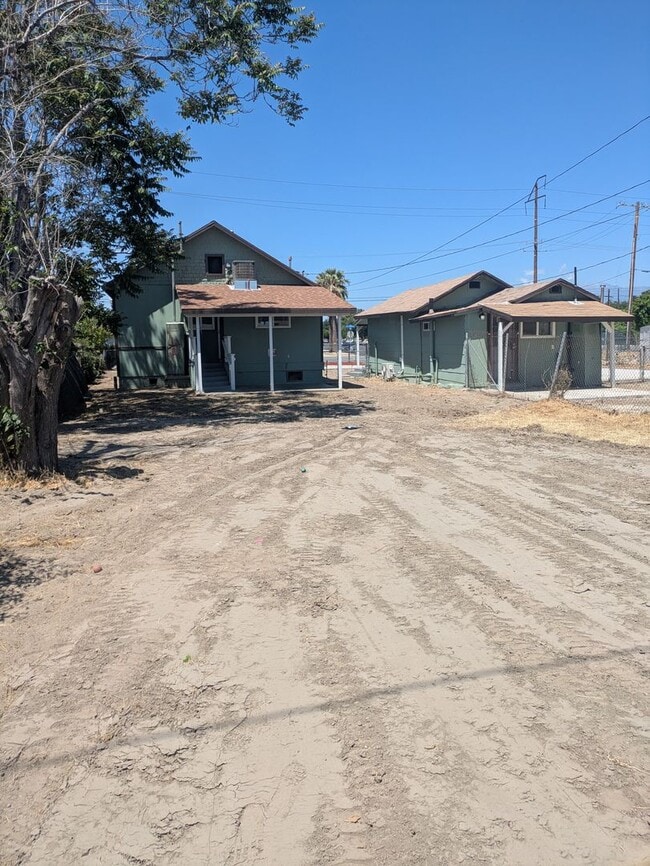 Building Photo - Bright & Clean 2 Bed | 1 Bath Home With a separate Den– 906 Sq. Ft. with Private Parking! Now Ava...