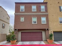 Building Photo - Stunning 3-Bedroom Townhouse with Rooftop ...