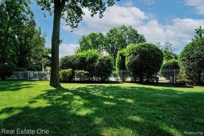 Building Photo - 430 Fox Hills Dr S