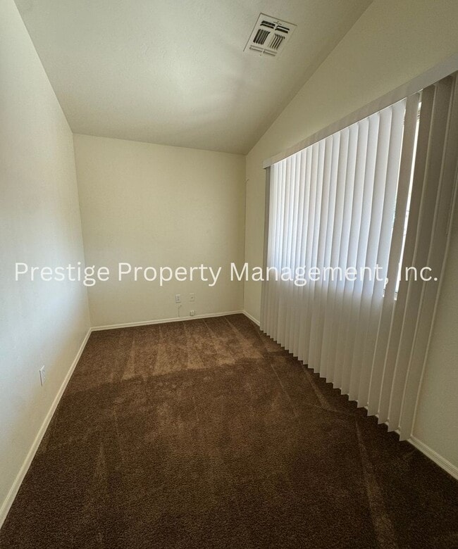 Building Photo - Cozy East Side Home W/ a Den