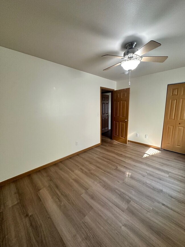 Building Photo - Lovely 2 bedroom 1.5 bath condo