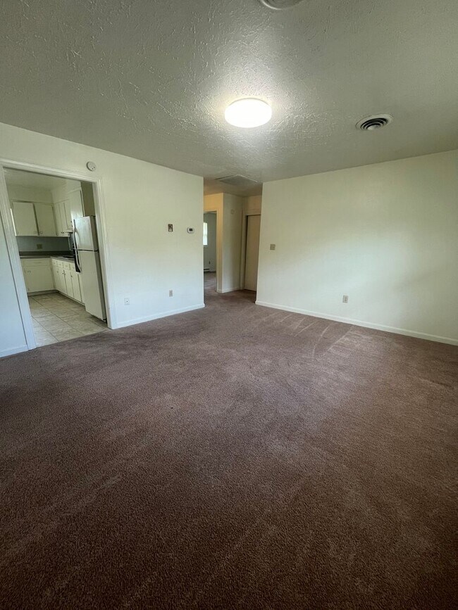 Building Photo - 207 Broce Dr