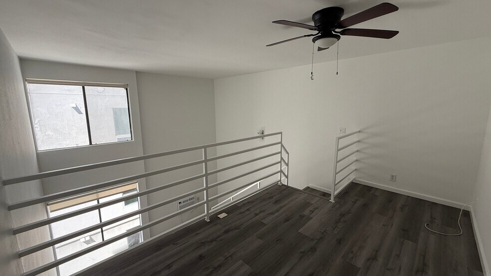 Building Photo - 7044 Hawthorn Ave