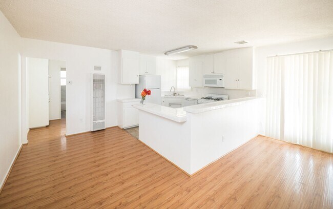 Building Photo - 6566 W Fountain Ave