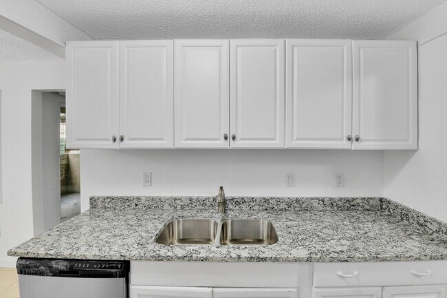 Building Photo - $1,895 - 2 Bed 2 Bath Condo in Aurora with...