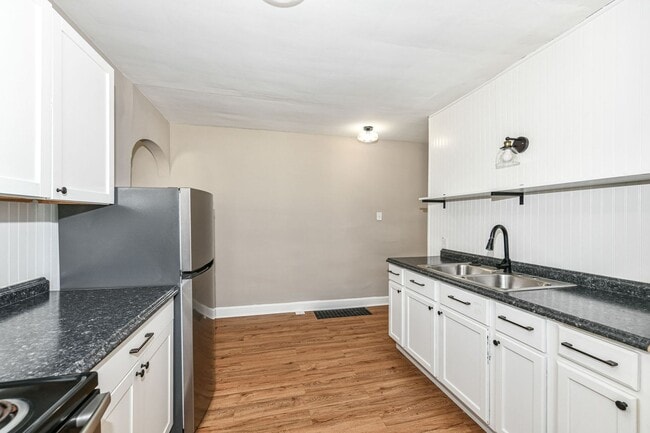 Building Photo - 802 N Denny St