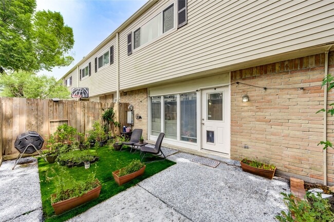 Building Photo - 13050 Trail Hollow Dr
