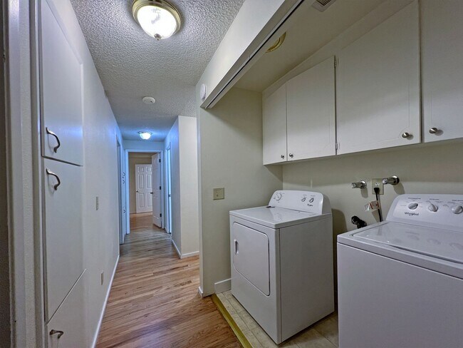 Building Photo - 4 bedroom 2.05 bath rambler on Kent's East...