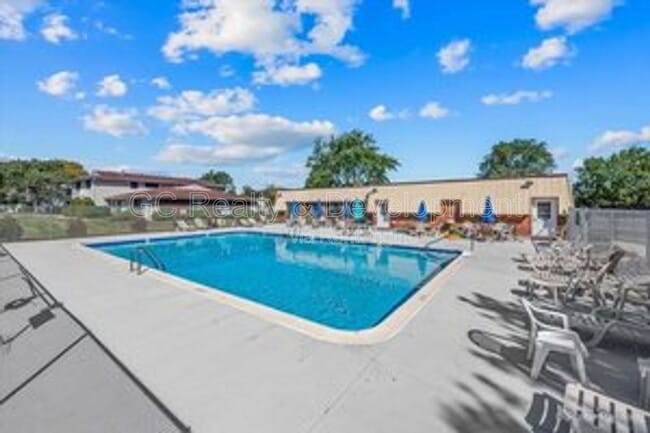 Building Photo - 37 Tonset Ct