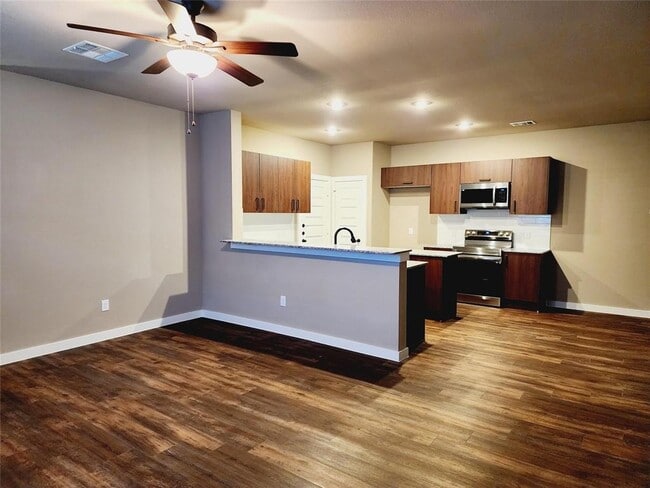 Building Photo - 9836 Grosbeak Ln