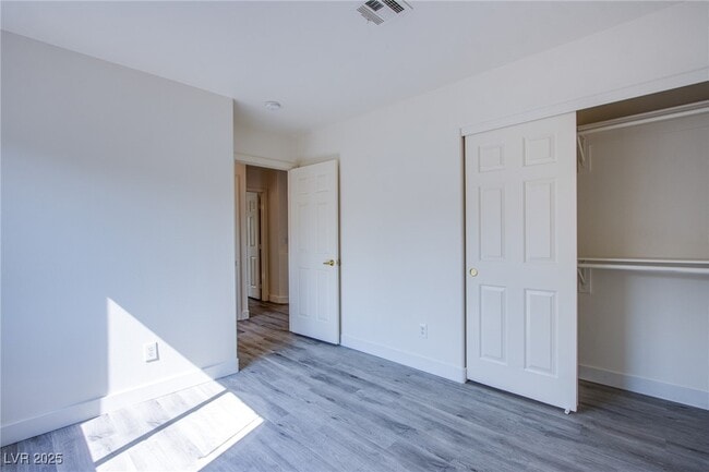 Building Photo - 10537 Redwood Ash Ave