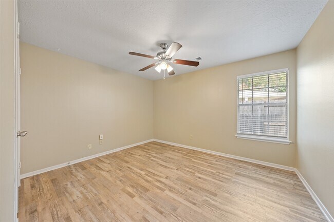 Building Photo - 211 Scarlet Maple Dr