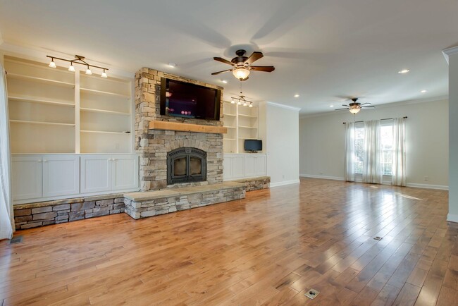 Building Photo - AVAILABLE NOW! 4-Bed/3.5-Bath in Williamso...