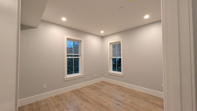 Building Photo - Brand New Unit for 8/1 - 2-Bed/2-Ba w/ Laundry in Unit