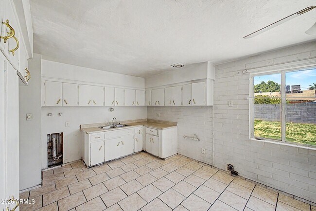 Building Photo - 5828 N 63rd Dr