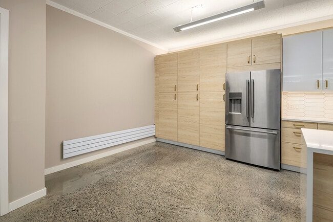 Building Photo - 2560 Dexter Ave N