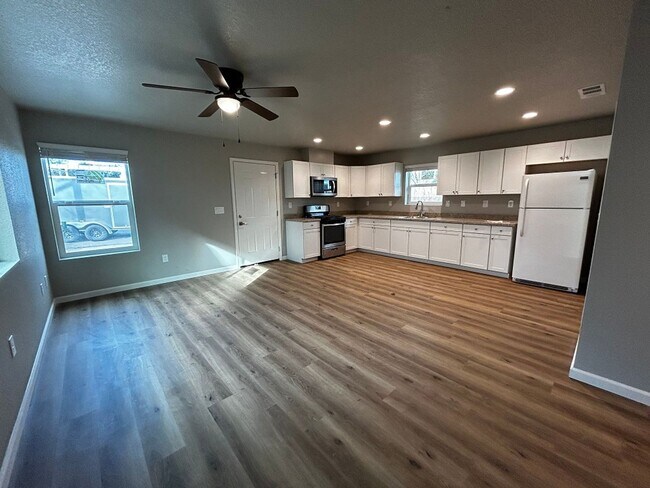 Building Photo - Coming Soon! 2 Bed/1 Bath Home