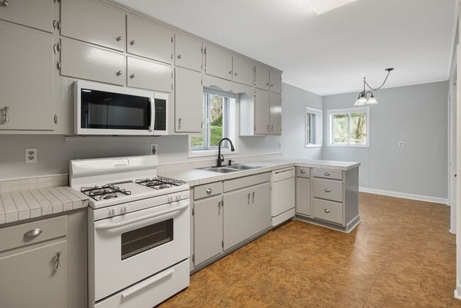 Building Photo - Modest East Asheville 3-Bedroom with Garage & Fenced-In Backyard