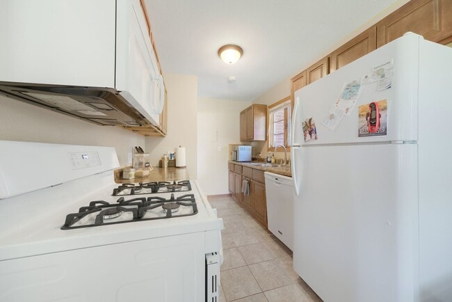 Building Photo - 2 bedroom 1 bathroom Duplex FOR RENT (subl...