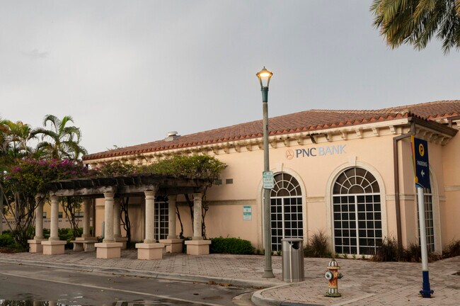 Building Photo - 511 Lucerne Ave