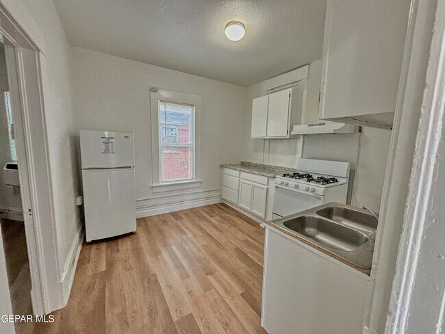 Building Photo - 1114 E Rio Grande Ave