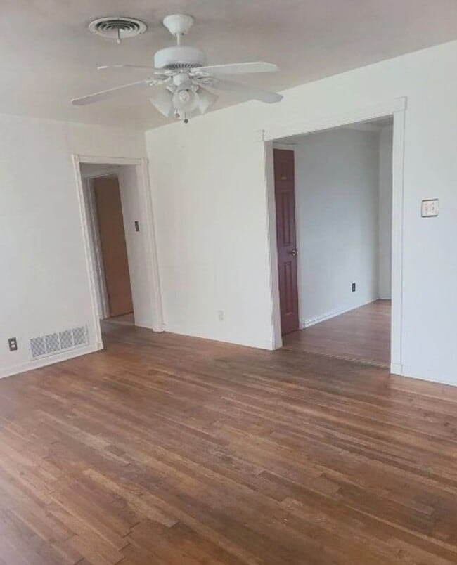 Building Photo - Cute 3 bed 1 bath home with garage