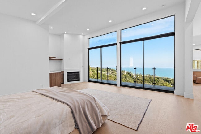 Building Photo - 6380 Meadows Ct