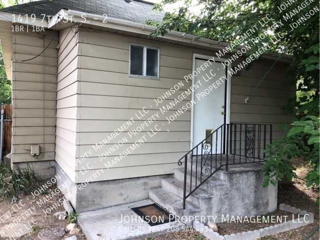 Building Photo - Downtown Nampa duplex unit with private ya...