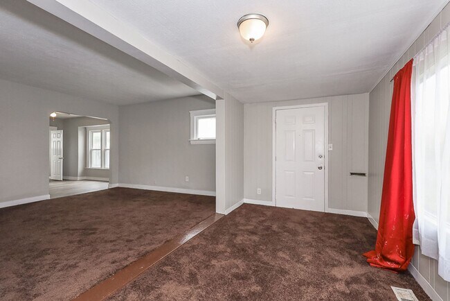 Building Photo - Spacious 3 bedroom/1 bath Single house! Ga...